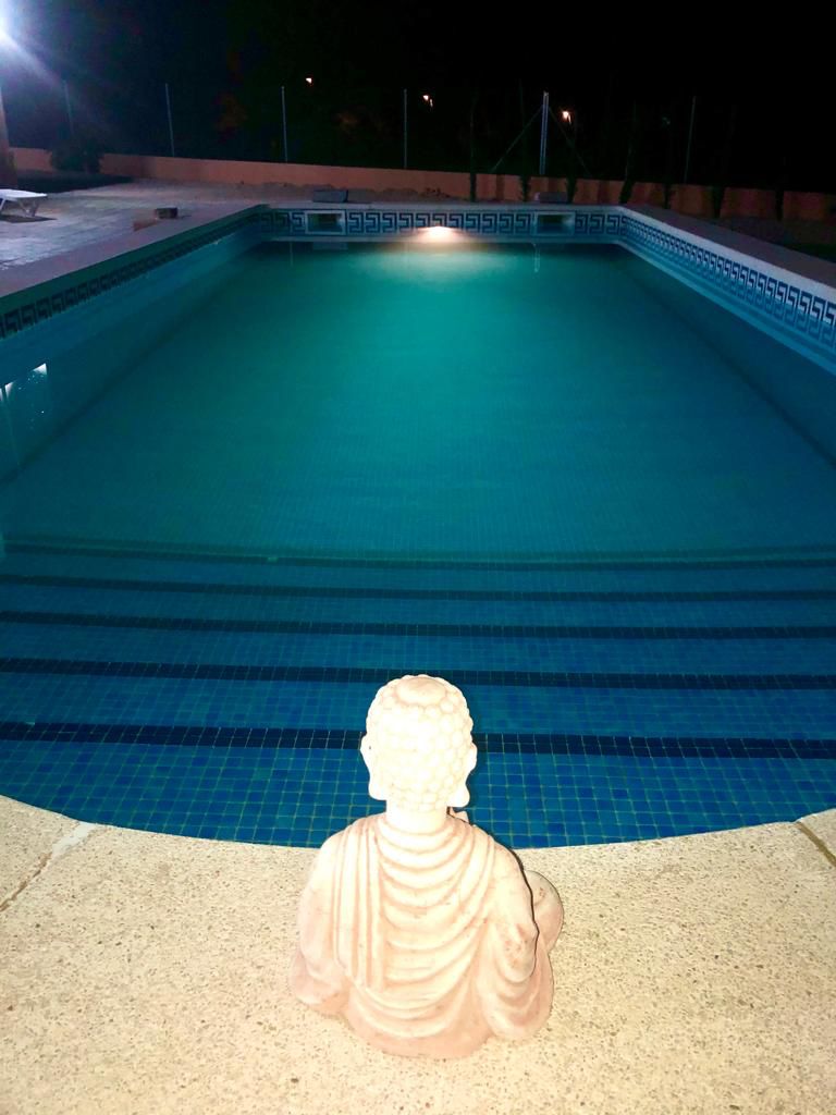 piscina de noche.jpg